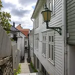 Apartment Twin Flat 2nd Floor Centre - Norwegians Minimum Age 25 *